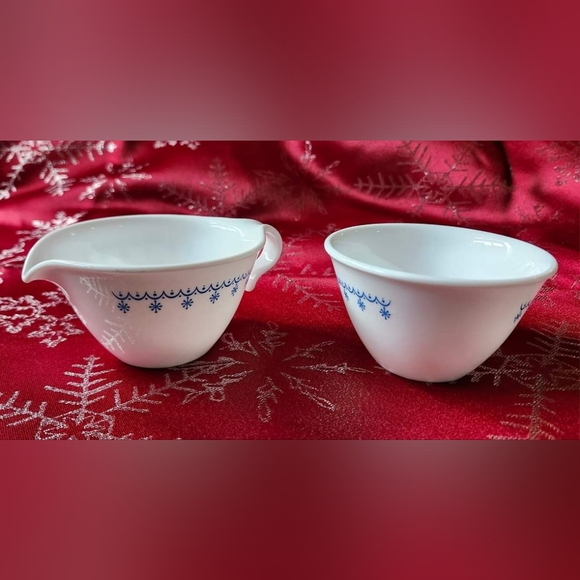 1970-1976 Corelle Blue Snowflake cream & sugar SET! - Picture 4 of 5